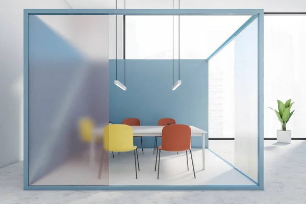 Εσωτερικό Φωτεινό Δωμάτιο Συνεδριάσεων Μπλε Πορτοκαλί Και Θολή Κίτρινους Τοίχους — Φωτογραφία Αρχείου