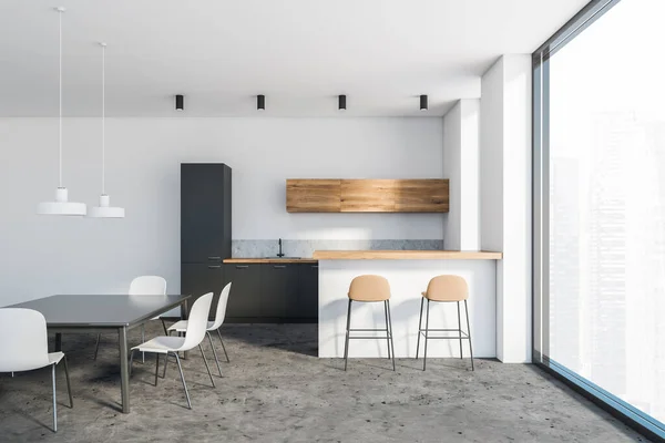 Seitenansicht Der Stilvollen Panoramaküche Mit Weißen Wänden Steinboden Grauen Arbeitsplatten — Stockfoto