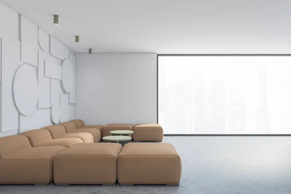白い幾何学模様の壁 コンクリートの床 大きなベージュのソファと2つの緑のコーヒーテーブルとスタイリッシュな広々としたリビングルームのサイドビュー ぼやけた街並みのパノラマの窓 3Dレンダリング — ストック写真