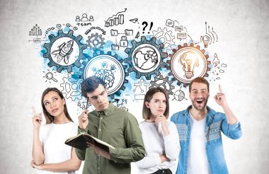 Düşünen üniversite öğrencileri, yaratıcı vites çizimi olan beton duvarın yanında. Beyin fırtınası ve takım çalışması kavramı