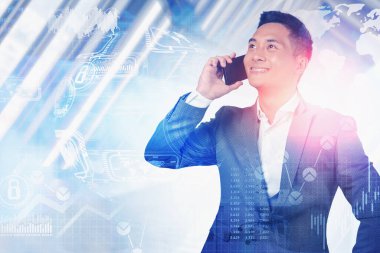 Bulanık şehirde akıllı telefondan konuşan neşeli Asyalı işadamı iki kat HUD küresel bilgi arayüzü kullanıyor. Tonlanmış görüntü. Bu görüntünün elementleri NASA tarafından desteklenmektedir