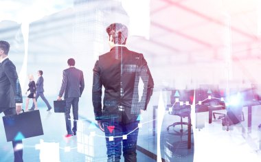 Bulanık ofiste çalışan çeşitli iş adamları iki kat mali grafik ve Moskova panoramasına maruz kalıyorlar. Ortaklık ve borsa kavramı. Tonu ayarlanmış resim