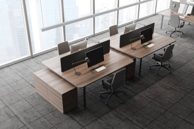Panoramik açık uzay ofisinin halılı zemin manzarası, gri sandalyeli ahşap bilgisayar masaları ve bulanık şehir manzaralı pencere manzarası. 3d oluşturma