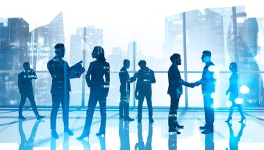 Belediye binası. Muhtelif iş adamları, bulanık şehir manzarasına çifte maruz kalma ile birlikte çalışıyorlar. İş görüşmesi kavramı. Tonu ayarlanmış resim