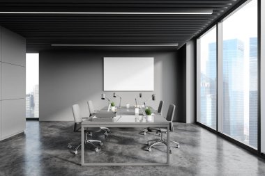 Panoramik danışmanlık şirketinin iç mekânında, koyu gri duvarları, beton zemini, uzun bilgisayar masası ve bulanık şehir manzaralı penceresi olan şık bir iş yeri. Yatay maket posteri. 3d oluşturma