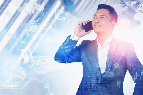 Bulanık şehirde akıllı telefondan konuşan neşeli Asyalı işadamı iki kat HUD küresel bilgi arayüzü kullanıyor. Tonlanmış görüntü. Bu görüntünün elementleri NASA tarafından desteklenmektedir