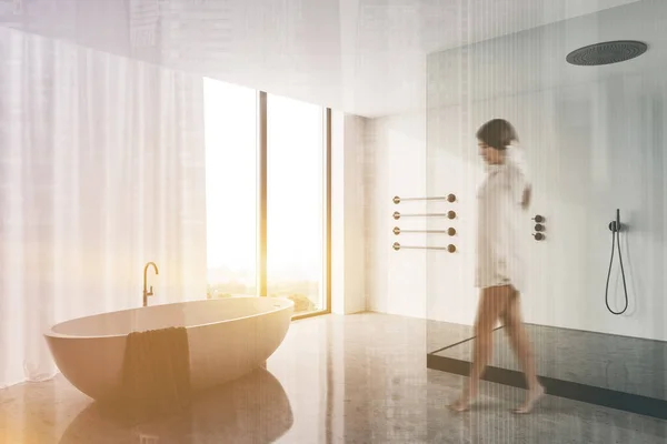 잠옷을 금발의 여자가 목욕통 샤워실 욕실을 이미지의 — 스톡 사진