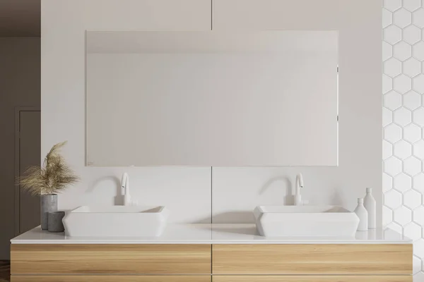 现代浴室的木制台面上 有风格别致的双层水槽和水平镜 配有白色蜂窝砖墙壁和木制地板 3D渲染 — 图库照片