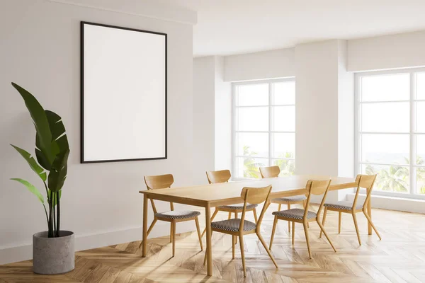 白い壁 木製の床 椅子や垂直モックアップポスター付きの長い木製のテーブルとスタイリッシュなダイニングルームのインテリア Windowsのぼやけた熱帯の眺め 3Dレンダリング — ストック写真