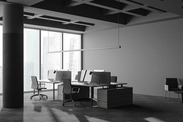 全景阁楼的拐角处设有灰色墙壁 地毯地面 灰色和木制电脑桌的开放空间办公室 窗户与模糊的城市景观 3D渲染 — 图库照片