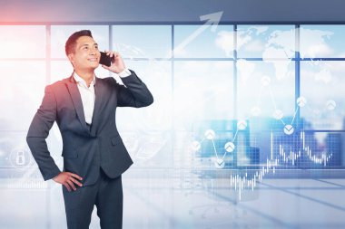 Bulanık şehir ofisindeki akıllı telefondan konuşan neşeli Asyalı işadamı HUD 'un küresel bilgi arayüzüne iki kez maruz kaldı. Tonlanmış görüntü. Bu görüntünün elementleri NASA tarafından desteklenmektedir
