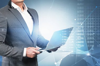 Bulanık mavi arka planda dizüstü bilgisayar kullanan tanınmayan bir iş adamı. Ağ arayüzü ve finansal endeksleri çift taraflı kullanıyor. Veri analiz konsepti. Tonu ayarlanmış resim