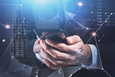 Tanımlanamayan takım elbiseli adam, bulanık mavi arka planda akıllı telefon kullanıyor. Ağ arayüzü ve finansal endeksleri iki katına çıkarıyor. Büyük veriler ve engelleme konsepti. Tonu ayarlanmış resim