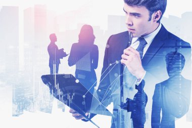 Düşünceli, genç bir CEO, not panosuyla ve ekibinin üyeleri bulanık, soyut bir şehirde iki kat HUD ağ arayüzü ile birlikte çalışıyorlar. Akıllı şehir ve yüksek teknoloji konsepti. Tonu ayarlanmış resim