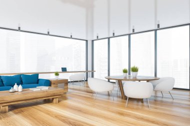 Panoramik oturma odasının köşesinde mavi kanepe, kahve masası, beyaz koltuklu yuvarlak yemek masası ve bulanık şehir manzaralı ofis alanı. 3d oluşturma