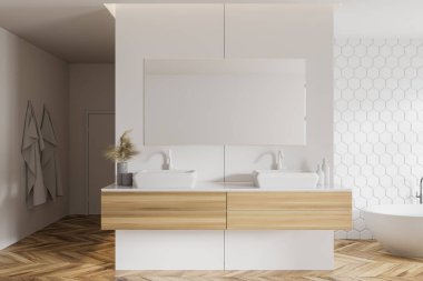 Modern banyonun içinde beyaz bal peteği duvarlar, ahşap zemin, çift lavabo yatay ayna ve solda küvet. 3d oluşturma