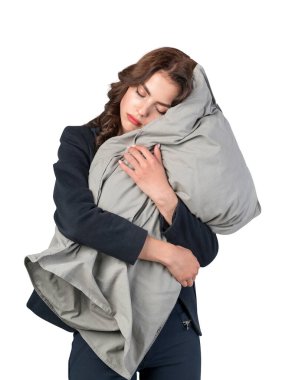 Yastığına sarılmış dalgalı siyah saçlı uyuyan Avrupalı genç iş kadınının ayrı bir portresi. Dinlenme kavramı ve iyi geceler uykusu.