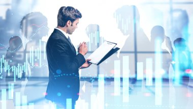 Bulanık panoda panosu olan düşünceli genç CEO 'nun yan görüntüsü. Dijital grafikler ve çeşitli iş ekipleri ile Moskova şehir ofisi. Ticaret ve yatırım kavramı. Tonu ayarlanmış resim