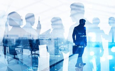 Evrak çantalı bir iş adamı takım arkadaşlarını ve bulanık şehir manzarasını iki kez gösteren bir şirket ofisinde yürüyor. Liderlik kavramı. Tonu ayarlanmış resim