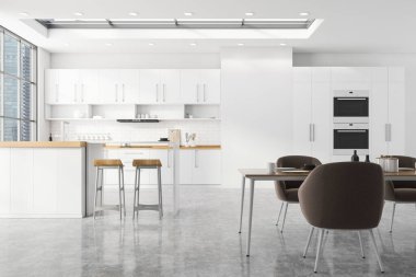 Beyaz duvarlı modern mutfak, kahverengi koltuklu rahat yemek masası tabureli bar ve bulanık şehir manzaralı pencerenin yanında duran tezgahlar. 3d oluşturma