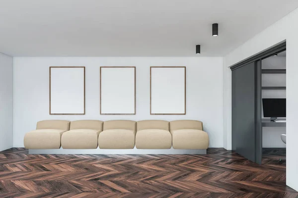 Wnętrze Przestronnego Salonu Białymi Ścianami Drewnianą Podłogą Wygodną Beżową Sofą — Zdjęcie stockowe