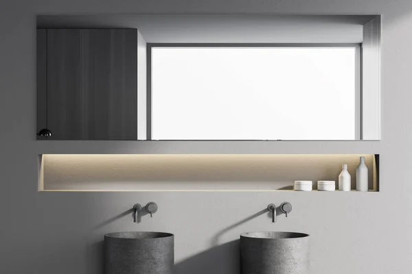 Modern Banyoda Gri Ahşap Duvarları Yatay Aynası Güzellik Ürünleriyle Dolu — Stok fotoğraf