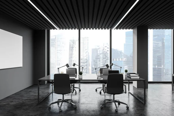 舒适的工作环境 全景咨询公司的办公室 有深灰色的墙壁 混凝土地面 长长的电脑桌和窗户 城市景观模糊 横向模拟海报 3D渲染 — 图库照片