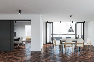 Beyaz ve gri duvarlı şık yemek odasının içi, ahşap zemin, beyaz sandalyeli yemek masası ve solunda ev ofisi. Bulanık şehir manzaralı balkon. 3d oluşturma
