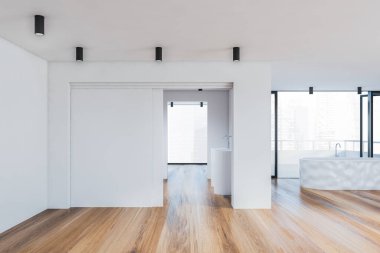 Geniş modern banyo, beyaz duvarlar, ahşap zemin, balkona yakın beyaz küvet, bulanık şehir manzarası ve yuvarlak lavabo. 3d oluşturma