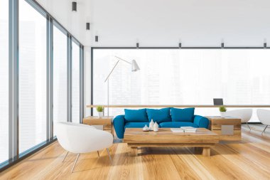 Beyaz duvarları, ahşap zemini, mavi koltuğu ve beyaz koltukları olan panoramik oturma odasının içi ahşap sehpanın yanında ve pencerenin yanında bulanık şehir manzarası olan ofis alanı. 3d oluşturma