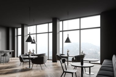 Koyu gri duvarları olan şık panoramik bir restoranın köşesi, ahşap zemin, yuvarlak masaların yanında duran uzun kanepe, koltuklar ve tahta sandalyeler. Bulanık dağ manzarası. 3d oluşturma