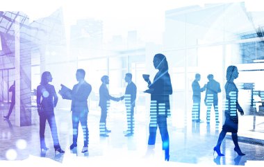 İş adamlarının siluetleri şık bir ofiste birlikte çalışıyorlar. Bulanık, soyut şehir manzarası ve finansal tabloların iki katına çıkarılıyorlar. Takım çalışması kavramı. Tonu ayarlanmış resim