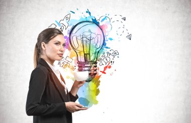 Çekici genç Avrupalı iş kadını renkli iş fikri eskiziyle beton duvarın yanında kahve içiyor. Beyin fırtınası ve başarı kavramı. Model