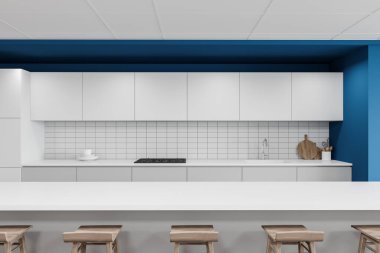 Parlak mavi ve beyaz fayanslı duvarları ve beyaz dolapları olan modern kafede duran rahat beyaz bar tezgahı. 3d oluşturma