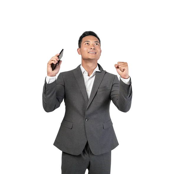 Odizolowany Portret Świętującego Uśmiechniętego Azjatyckiego Biznesmena Trzymającego Smartfona Koncepcja Sukcesu — Zdjęcie stockowe