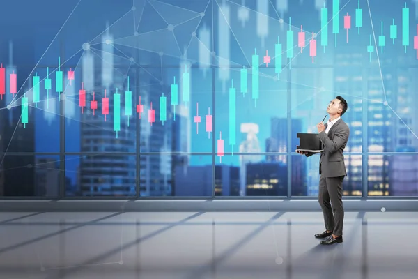 Потрясающий Азиатский Бизнесмен Буфером Обмена Смотрит Финансовый График Панорамном Офисе — стоковое фото
