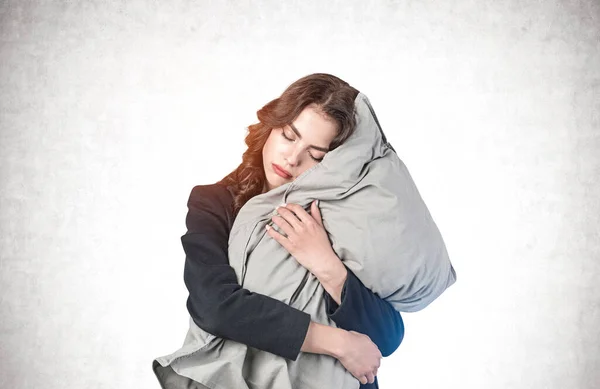 유럽의 사업가가 어두운 머리를 콘크리트 근처에 베개를 껴안고 휴식의 수면의 — 스톡 사진