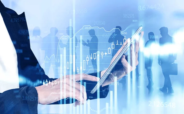 难以辨认的女商人在模糊的蓝色背景下使用平板电脑 她的团队和财务图表的双重曝光 股票市场和团队合作的概念 被投掷的图像 — 图库照片