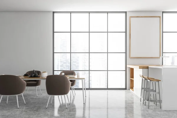现代厨房的内部 有白色的墙壁 舒适的餐桌 有棕色扶手椅和有凳子的酒吧 垂直的模拟海报挂在窗前 城市景观模糊 3D渲染 — 图库照片