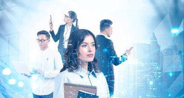 Bulanık ve soyut bir şehirde birlikte çalışan dört başarılı yöneticinin portreleri. Ağ arayüzü iki katına çıkıyor. Teknoloji ve takım çalışması kavramı. Tonu ayarlanmış resim