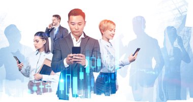 Muhtelif iş adamlarından oluşan bir ekip, bulanık ve soyut şehirlerde dijital grafiği iki katına çıkaran akıllı telefonlar kullanıyor. Takım çalışması ve borsa kavramı. Tonu ayarlanmış resim