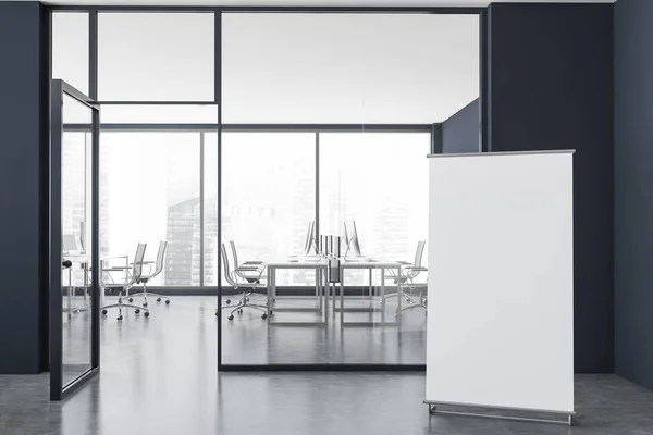 有灰色墙壁 混凝土地面 一排排的白色和黑色电脑桌和模糊的城市景观的全景窗的时尚开放空间办公室的内部 垂直模拟海报 3D渲染 — 图库照片