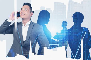 Bulanık şehirde akıllı telefondan konuşan neşeli genç Asyalı iş adamı. Finansal grafiği ve ekibini iki kez gösteriyor. Borsa kavramı. Tonu ayarlanmış resim