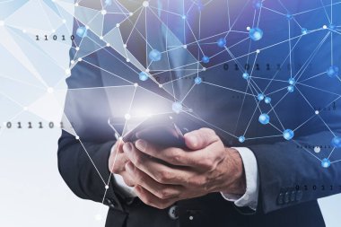 Bulanık mavi arkaplan üzerinde akıllı telefon kullanan işadamlarının elleri ve çift taraflı ağ arayüzü. Teknoloji ve iletişim kavramı. Tonu ayarlanmış resim