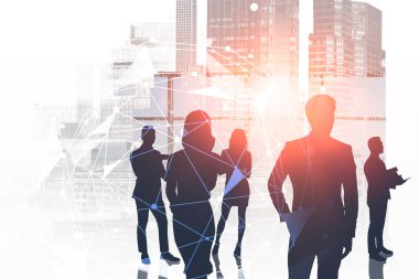 Bulanık ve soyut bir şehirde çalışan iş adamlarının siluetleri fütürist ağ arayüzünü iki kez ortaya çıkarıyor. Akıllı şehir ve internet kavramı. Tonu ayarlanmış resim