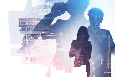 Bulanık ve soyut bir şehirde çalışan iş adamlarının siluetleri çift taraflı ağ arayüzü kullanıyor. İletişim ve internet kavramı. Tonu ayarlanmış resim