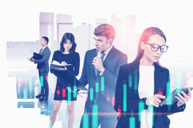 Farklı iş adamlarının portreleri soyut şehir ofisinde birlikte çalışıyorlar ve bulanık mali tablolara iki kez maruz kalıyorlar. Ticaret ve takım çalışması kavramı. Tonu ayarlanmış resim