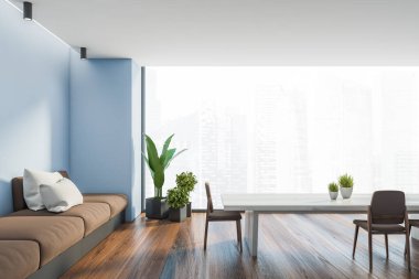 Mavi duvarlı panoramik yemek odasının içi, ahşap zemin, kahverengi sandalyeli uzun masa ve beyaz yastıklı uzun rahat kanepe. Bulanık şehir manzaralı bir pencere. 3d oluşturma
