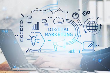 Bulanık ofis masasında dizüstü bilgisayarda yazı yazan işadamlarının elleri. Parlayan dijital pazarlama arayüzü iki kez kullanılıyor. E- ticaret anlayışı. Tonu ayarlanmış resim