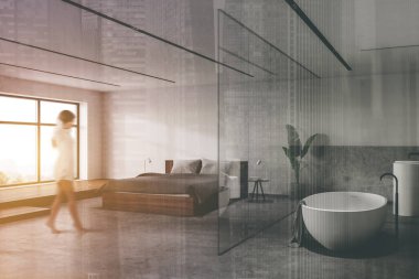 Geniş bir otel odasında beyaz ve camdan duvarları olan bulanık, genç ve güzel bir kadın, rahat bir yatak ve banyo, küveti ve çift lavabosu olan. Renkli resim çift pozlama